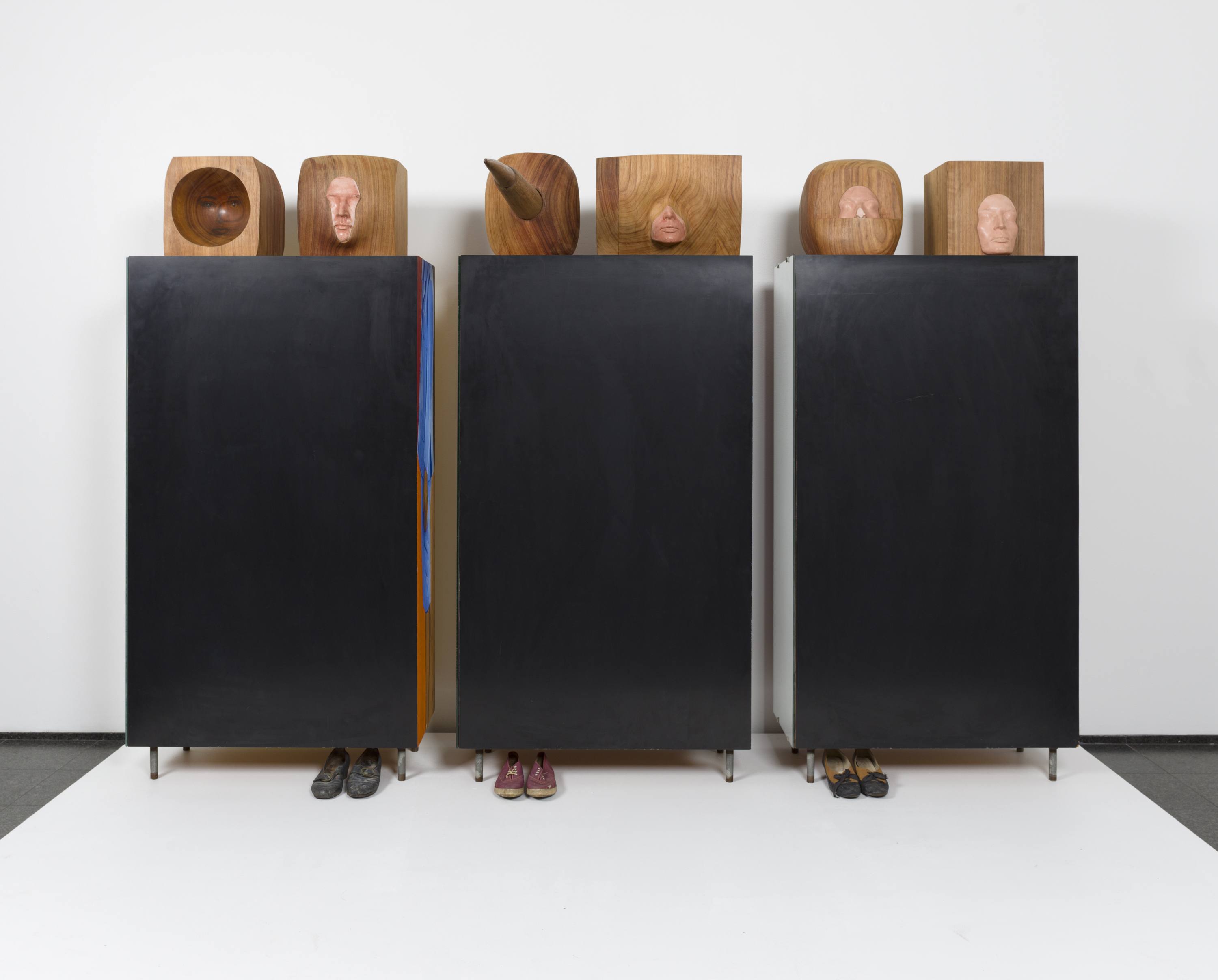 Marisol's Six Women, 1965–66. Art © Estate of Marisol Escobar/Licensed by VAGA, New York. Photo by Nathan Keay, © MCA Chicago