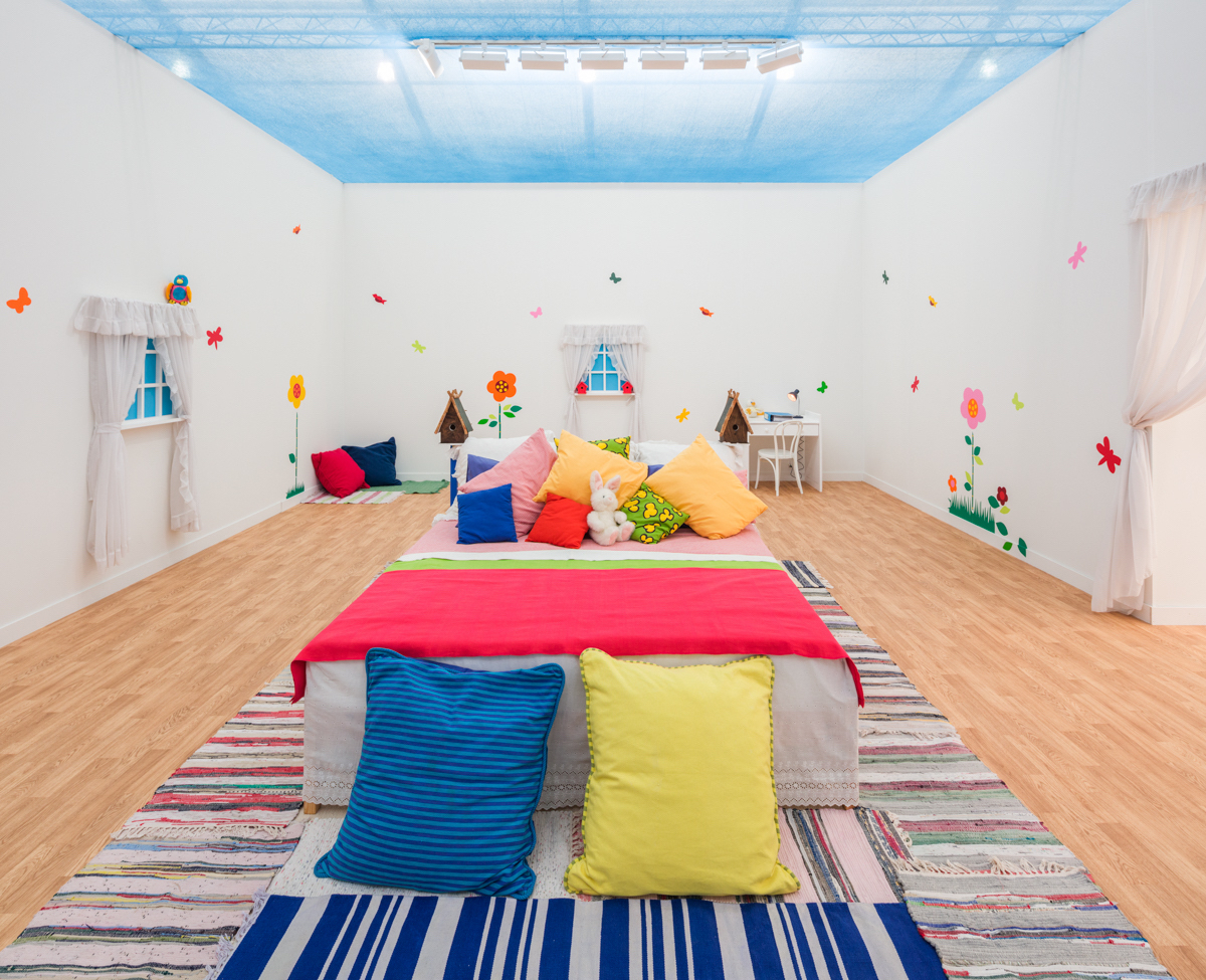Mike Kelley, Unisex Love Nest, 1999. Installation with 1-channel video (color, sound). Installation view, Hauser & Wirth, Frieze Los Angeles, 2019. Art © Mike Kelley Foundation for the Arts. All Rights Reserved / Licensed by VG Bild-Kunst, Berlin, Germany. Courtesy Hauser & Wirth. Photo: Fredrik Nilsen