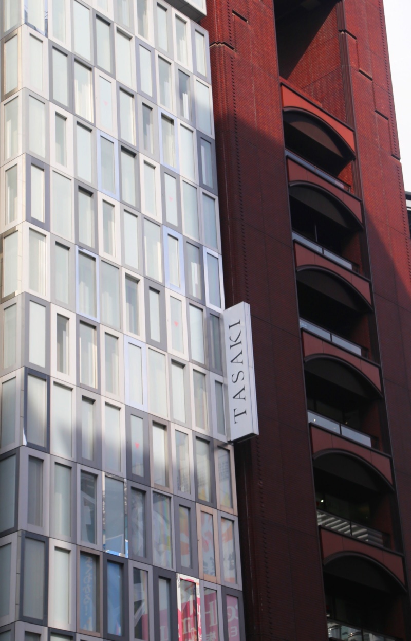 Dior Ginza Office, Kumiko Inui)  Retail architecture, Retail facade,  Facade architecture