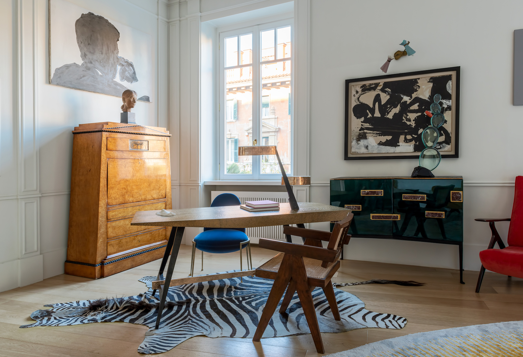 Achille Salvagni Osaka desk and Papilia blue desk chair. Wooden desk chair by Le Corbusier and Pierre Jeanneret. All interiors photography by Paolo Petrignani.