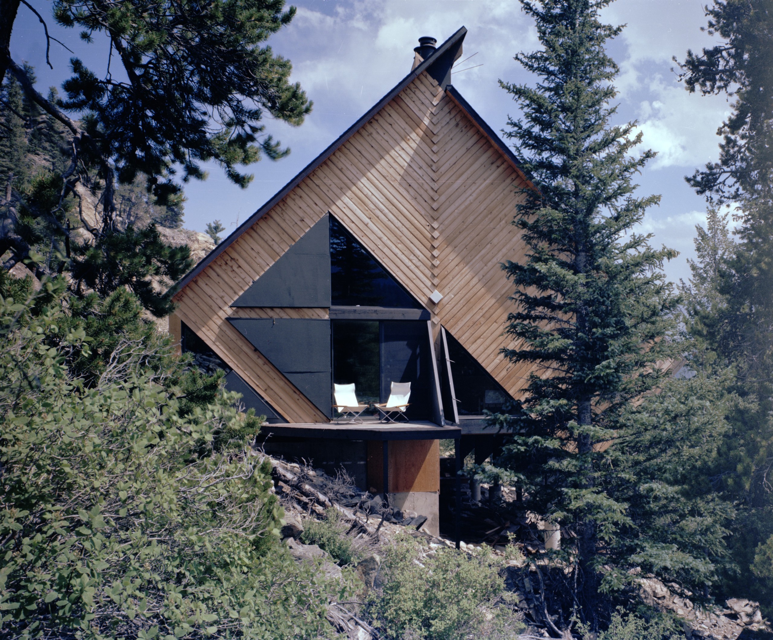 The Toll family cabin by Carl A. Worthington Associates. Photography by Wayne Thom.