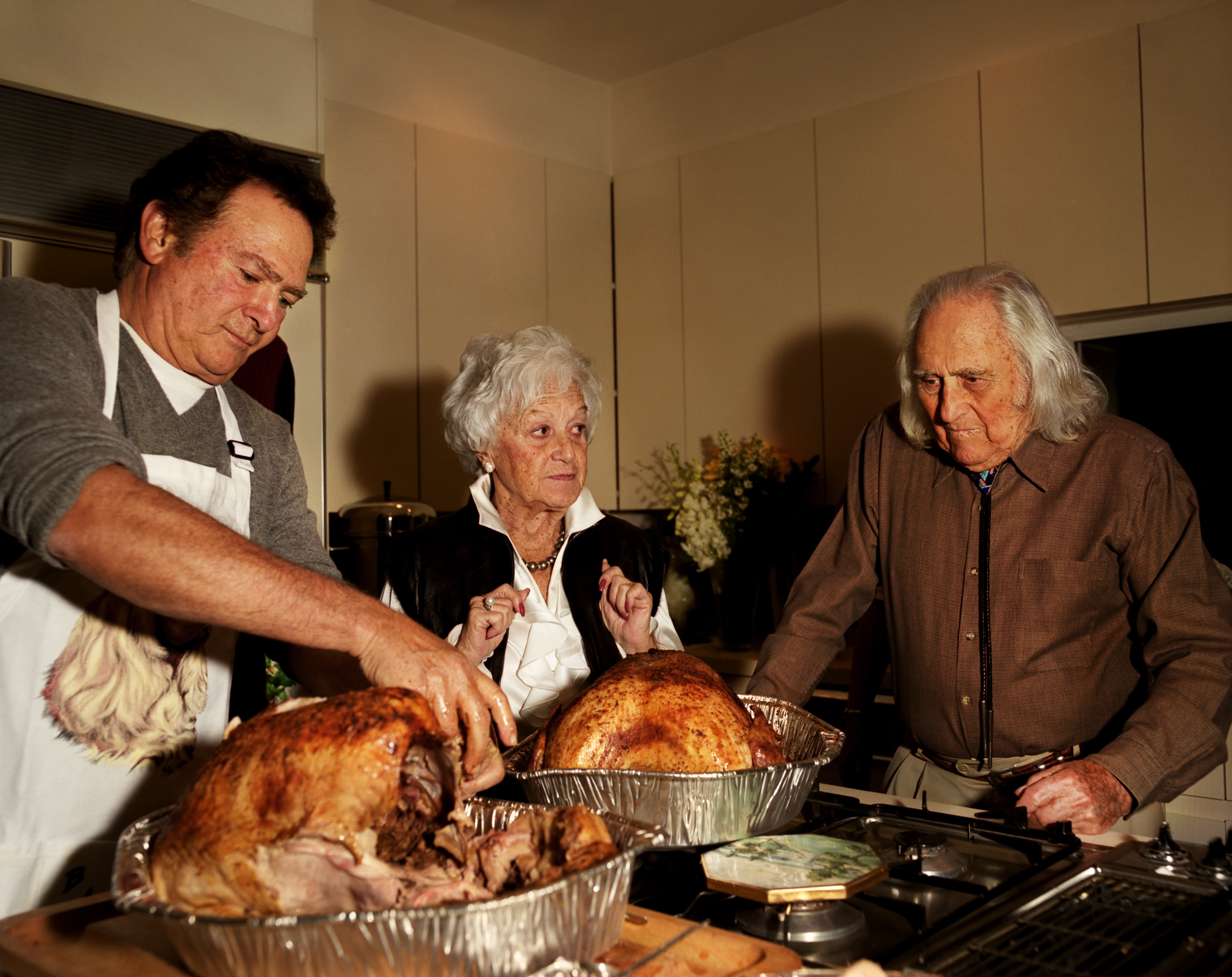Gillian Laub, Dad carving the turkey, 2004.