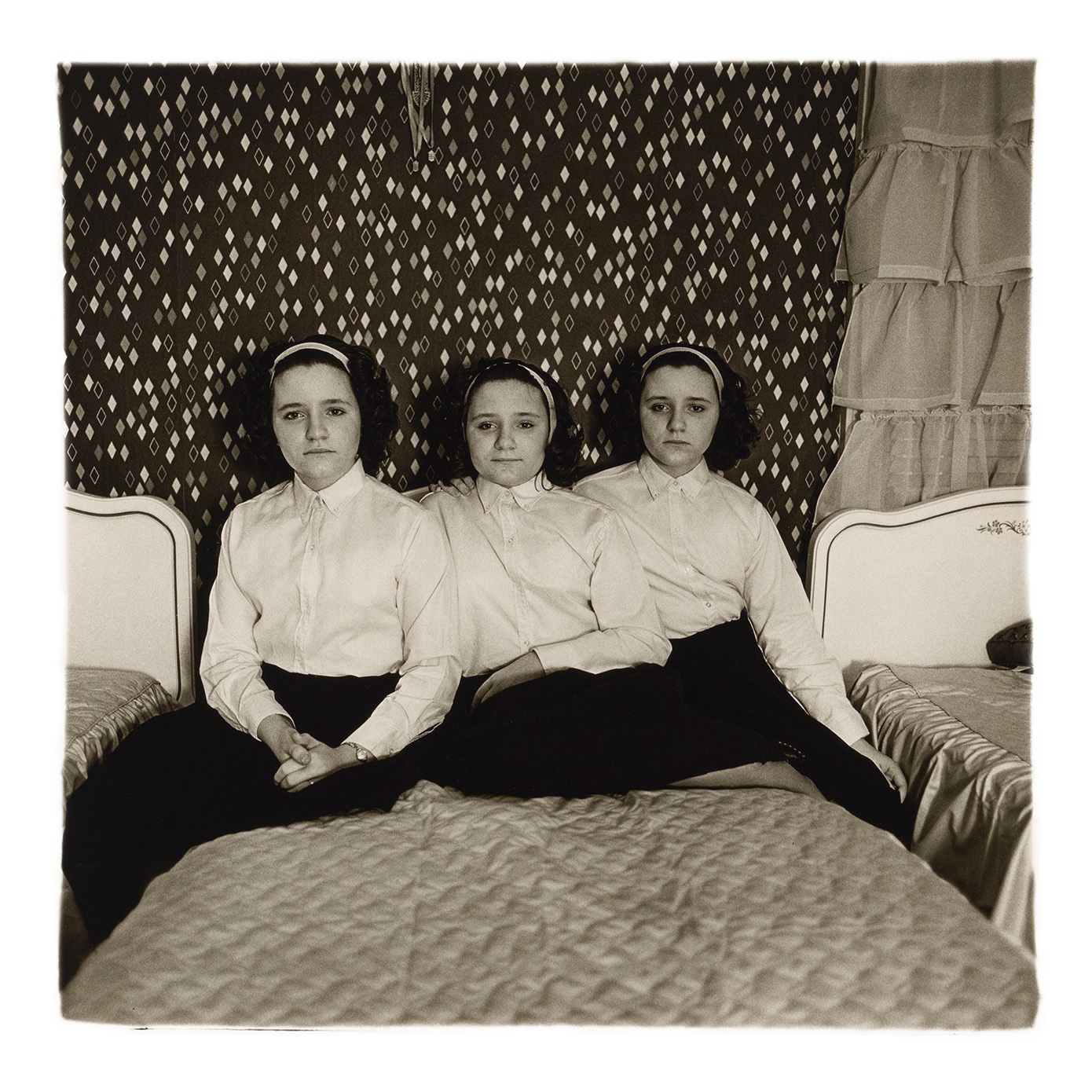Triplets in their bedroom, 1963, Diane Arbus, © The Estate Diane Arbus. Courtesy the artist and David Zwirner.