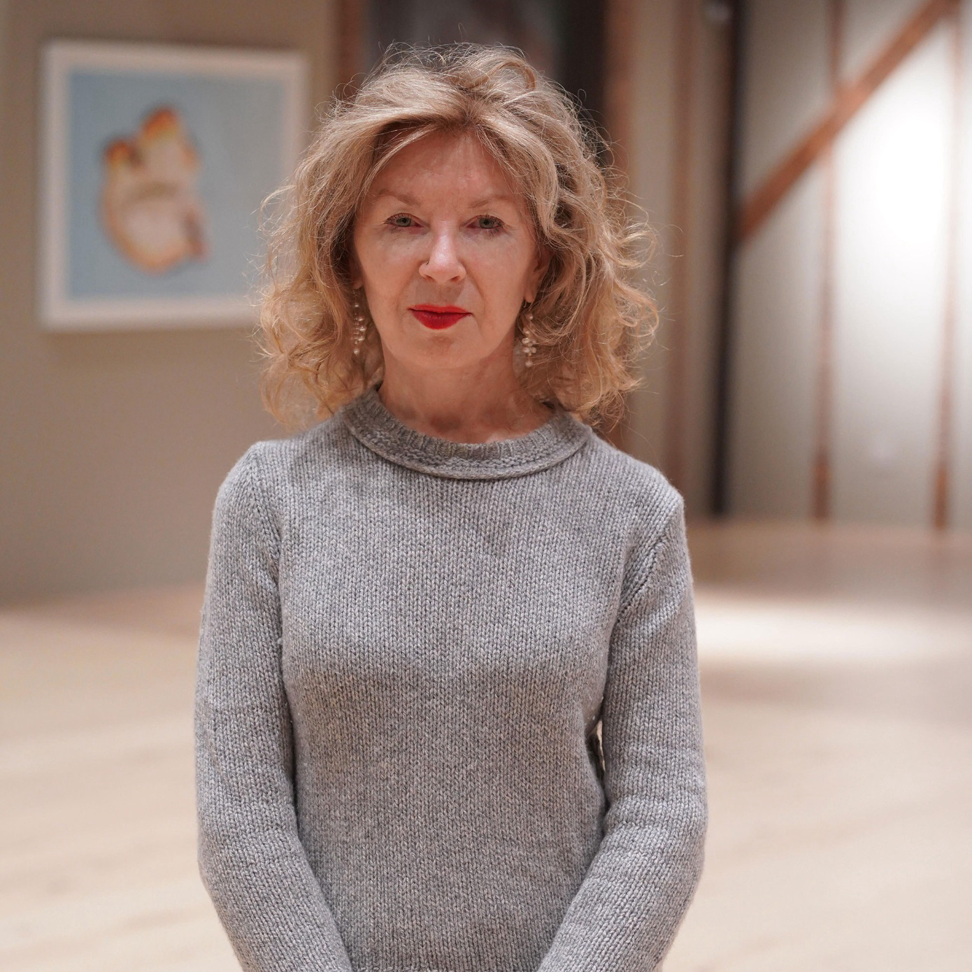 Woman standing in a gallery.