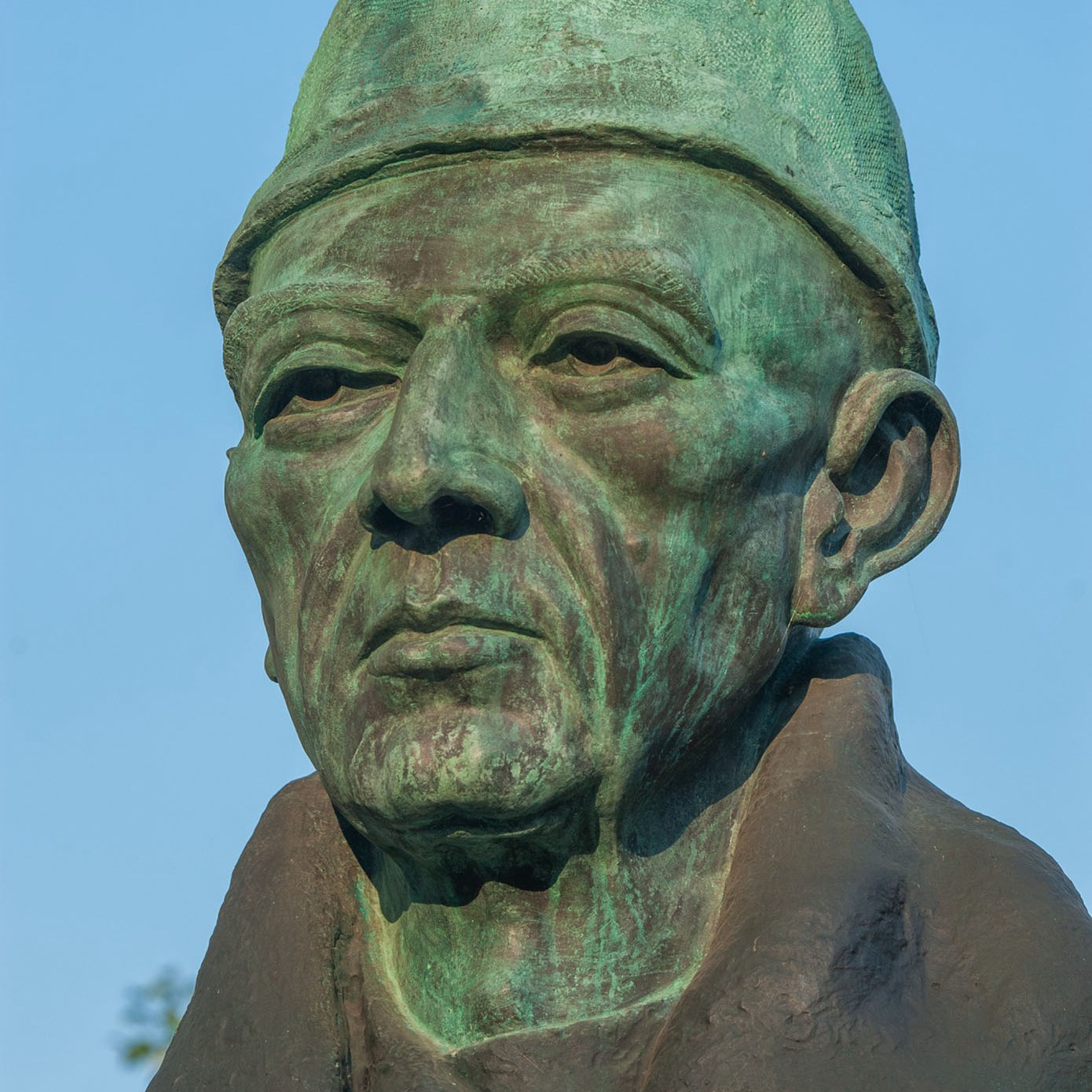 thomas-schütte-museum-bronze-statue