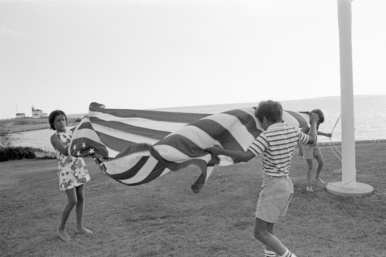 tina-barney-photography-flag