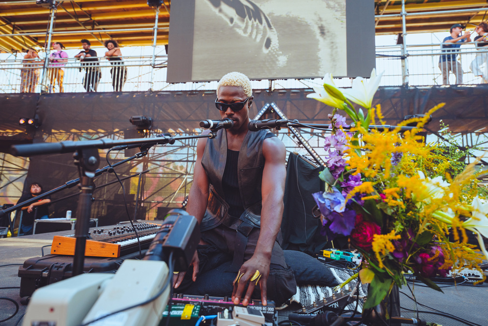 Moses Sumney performing at the FORMAT festival. Photography by Pooneh Ghana.