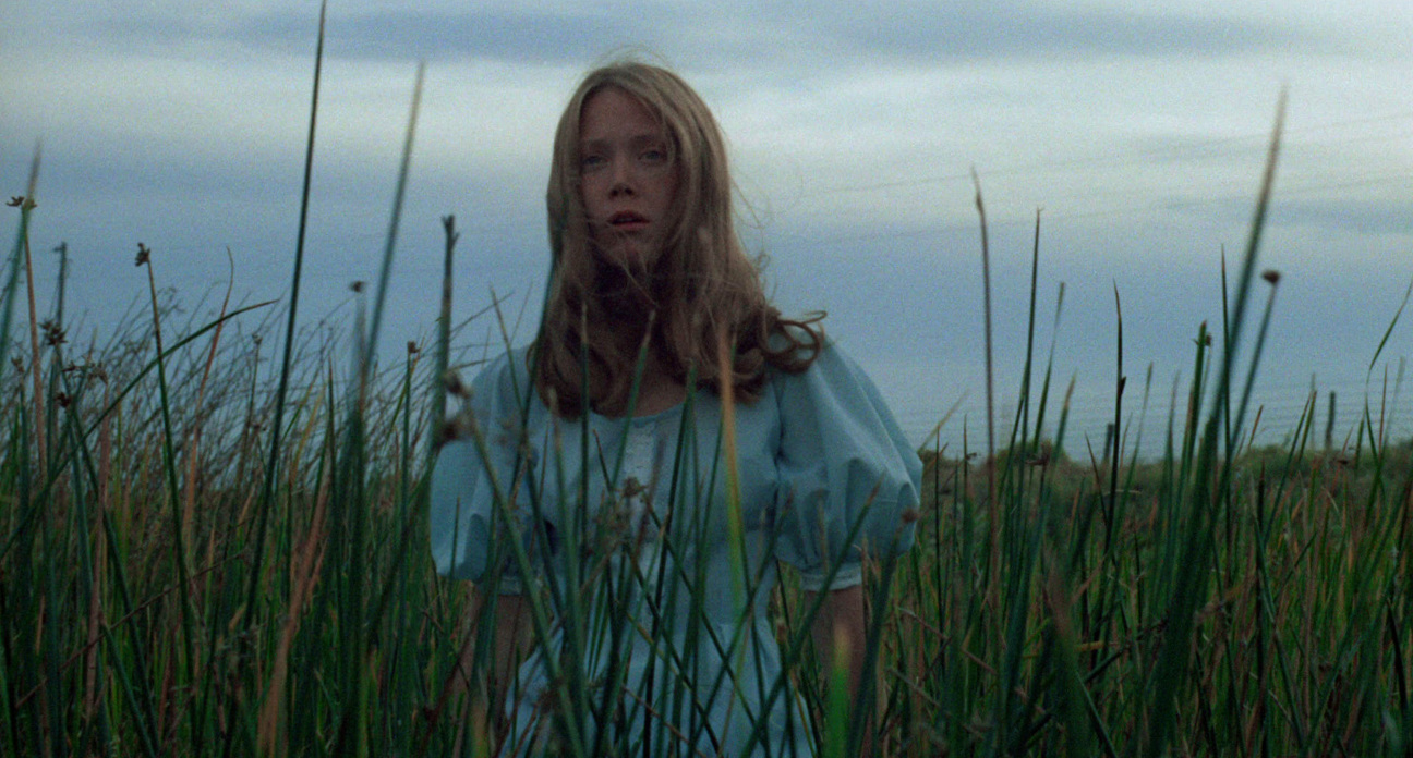 Sissy-Spacek-in-tall-grass