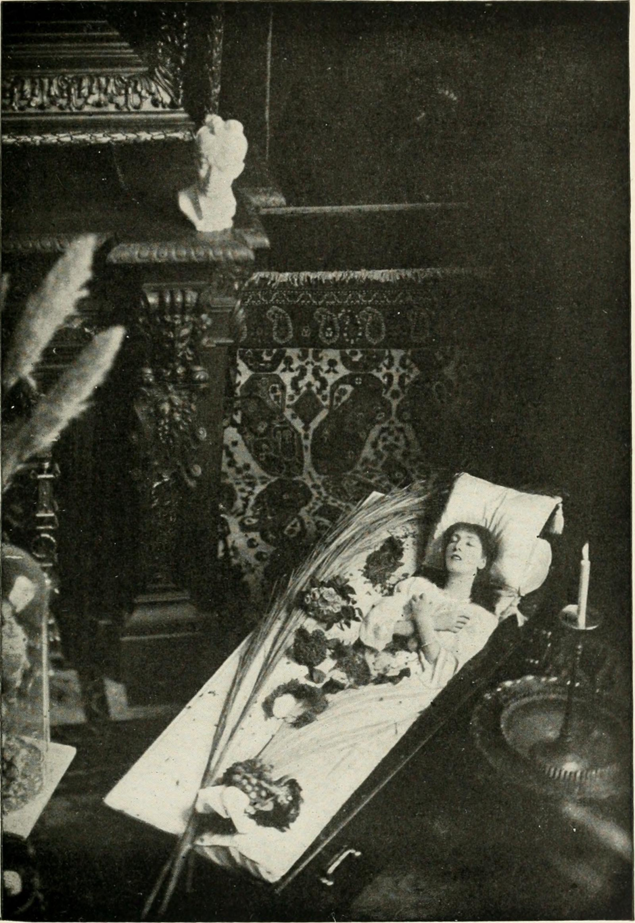 sarah-bernhardt-coffin-portrait