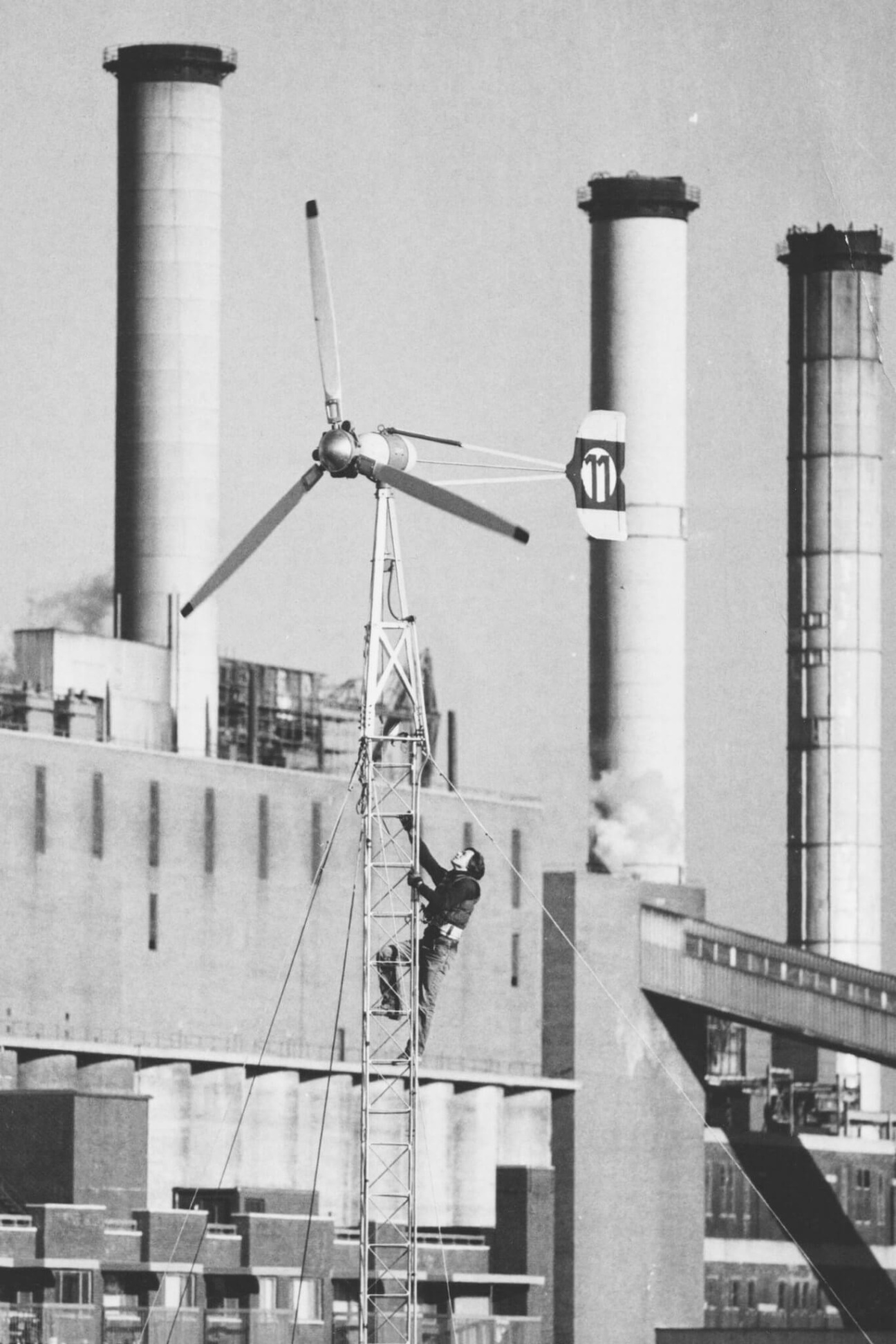 si-windmill-grayscale-medium-contrast